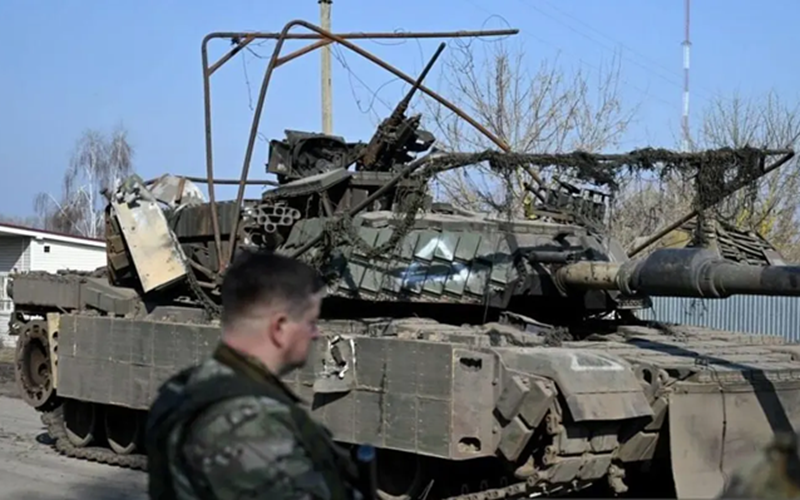 Do thiếu nguồn tiếp tế và đứng trước nguy cơ bị cô lập, quân đội Ukraine rút lui nhanh chóng dưới sự che chở của màn đêm. Những khí tài hạng nặng không thể mang theo đều bị bỏ lại—vô tình trở thành chiến lợi phẩm cho quân đội Nga. Trong số đó có cả những phương tiện và pháo binh tối tân nhất thuộc các lữ đoàn tinh nhuệ của Ukraine. Ảnh: Forbes