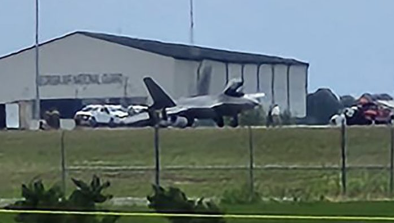 Gần đây, một số sự cố liên quan đến F-22 khi hạ cánh cũng đã xảy ra: vào tháng 4/2024, một chiếc F-22 gặp sự cố sập bánh trước tại Căn cứ Không quân Kadena, Okinawa, Nhật Bản; vào tháng 5 năm 2024, một chiếc Raptor gặp sự cố sập bánh chính trong bài tập Sentry Savannah tại Sân bay Quốc tế Savannah/Hilton Head. Ảnh: Floridianaviator