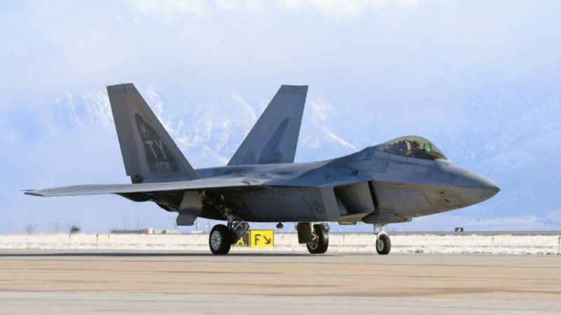 Trong quá trình bảo trì, máy bay sẽ được kiểm tra kỹ lưỡng, sửa chữa và có thể nâng cấp. Các lớp phủ hấp thụ radar (LO) cũng sẽ được tái áp dụng. Tại Căn cứ Không quân Hill, Raptor còn được sơn lại và cập nhật các ký hiệu. Ảnh: Top War