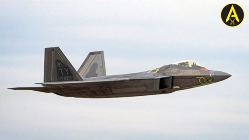 “Quả thực, phần thân trước và khung máy bay dưới của F-22 có vẻ đã được sửa chữa lại. Một số khu vực thể hiện kết cấu bề mặt không đồng đều, cho thấy có thể đã thay thế lớp vỏ composite hoặc kim loại. Đặc biệt, các đường viền màu vàng là những phần của khung máy bay nơi lớp phủ tàng hình chưa được phủ sau khi sửa chữa”, David Cenciotti, biên tập viên của Aviationist cho biết. Ảnh: The Aviationist