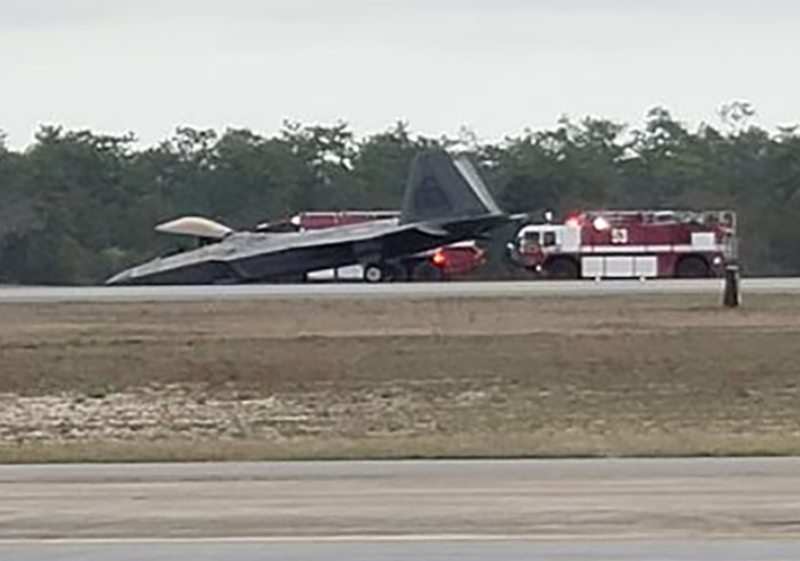 F-22 này là một trong hai chiếc Raptor gặp vấn đề với hệ thống bánh đáp trước tại Căn cứ Không quân Eglin trong những năm gần đây. Vào ngày 15 tháng 3 năm 2021, một chiếc F-22 gặp sự cố khi hạ cánh tại căn cứ không quân Eglin, Florida, và bánh trước của máy bay bị sập trên đường băng. Ảnh: The Aviationist