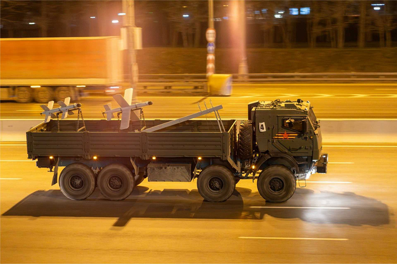 UAV Lancet có thể bay lượn trên chiến trường, xác định mục tiêu và thực hiện các cuộc tấn công theo kiểu kamikaze, giúp loại trang bị này hiệu quả trong việc chống lại cả người, xe cộ và công sự của đối phương. Bệ phóng gắn trên xe tăng cường tính linh hoạt và khả năng phản ứng của máy bay không người lái. 