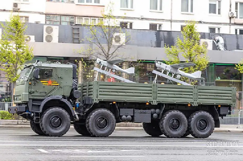 Bệ phóng gắn trên xe tải máy bay không người lái Orlan là một nền tảng di động được thiết kế để triển khai các máy bay không người lái (UAV) Orlan-10 cho các nhiệm vụ trinh sát và tác chiến điện tử. Được lắp trên xe tải quân sự, bệ phóng này cho phép triển khai và thu hồi máy bay không người lái nhanh chóng trong nhiều môi trường hoạt động khác nhau. 