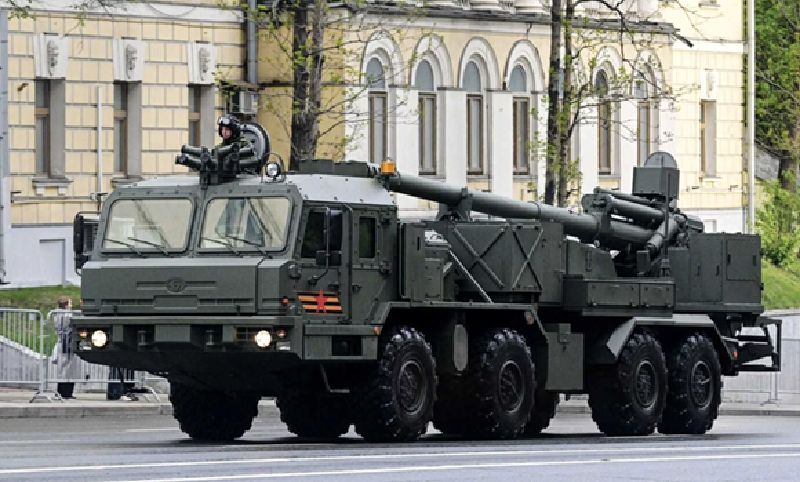 2S44 "Giatsint-K" là pháo tự hành hiện đại được phát triển để tăng cường khả năng pháo binh của Quân đội Nga. Xe phát triển dựa trên khung gầm bánh xe BAZ-6910-027 Voschina 8x8 và tích hợp pháo 152mm 2A36 "Hyacinth-B", tạo sự cân bằng giữa tính cơ động và hỏa lực. Cấu hình này cho phép triển khai và định vị lại nhanh chóng trên chiến trường. 