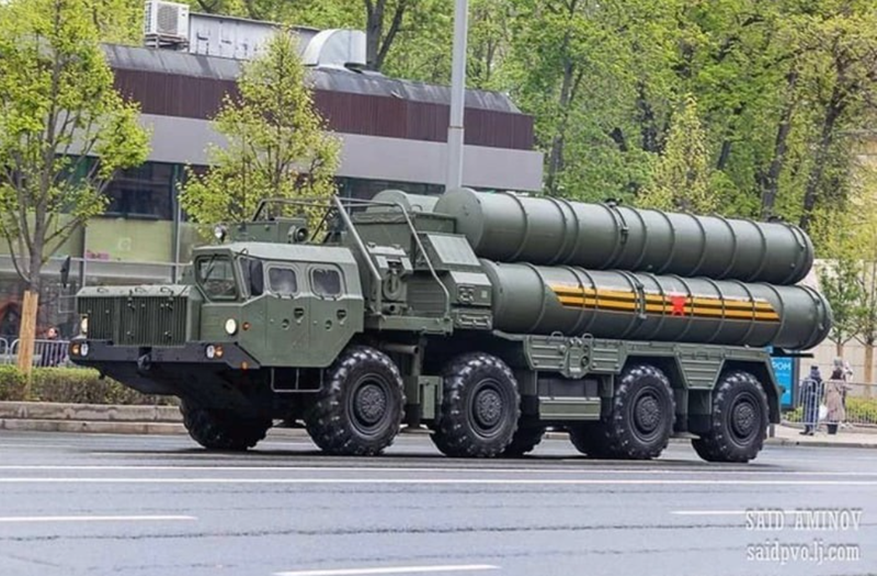 S-400 "Triumf" là hệ thống tên lửa đất đối không tầm xa được thiết kế để phòng thủ chống lại máy bay, UAV, tên lửa hành trình và tên lửa đạn đạo. Nó có thể tấn công các mục tiêu ở tầm bắn lên tới 400 km và độ cao lên tới 30 km, cung cấp phạm vi phòng không toàn diện. 