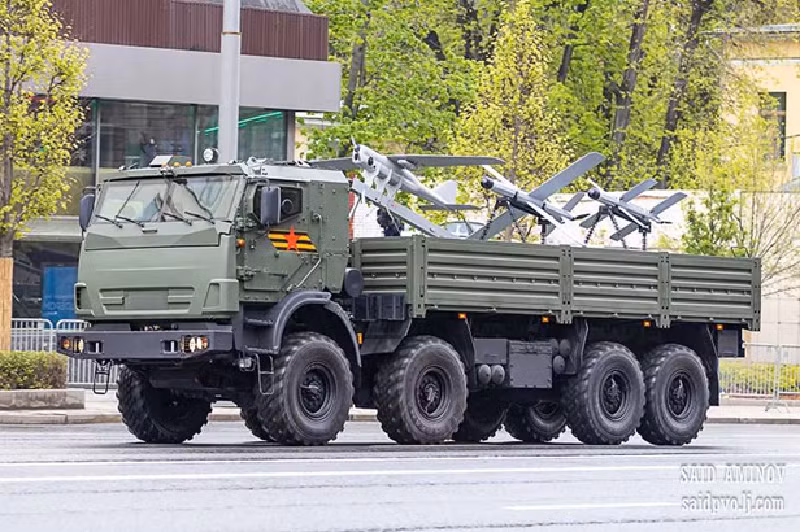 Xe phóng đạn Lancet tuần kích là hệ thống di động được thiết kế để triển khai UAV Lancet, hoạt động như đạn dược dẫn đường chính xác có khả năng tấn công mục tiêu với độ chính xác cao. Được lắp trên xe tải quân sự, bệ phóng cho phép triển khai nhanh chóng và tăng phạm vi hoạt động.