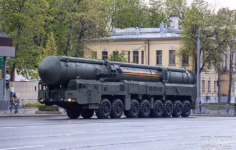 RS-24 Yars là hệ thống tên lửa đạn đạo liên lục địa (ICBM) di động được trang bị nhiều đầu đạn tái nhập có thể nhắm mục tiêu độc lập (MIRV). Nó có tầm bắn lên tới 12.000 km và có thể mang nhiều đầu đạn hạt nhân, tăng cường khả năng răn đe chiến lược. 