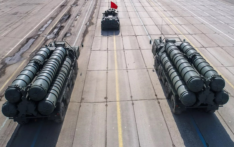 Được trang bị nhiều loại tên lửa và hệ thống radar tiên tiến, S-400 có thể theo dõi và tấn công đồng thời nhiều mục tiêu, khiến nó trở thành một thành phần quan trọng trong mạng lưới phòng không tích hợp của Nga. Việc triển khai S-400 giúp tăng cường khả năng bảo vệ các tài sản và lực lượng chiến lược chống lại các mối đe dọa trên không. 