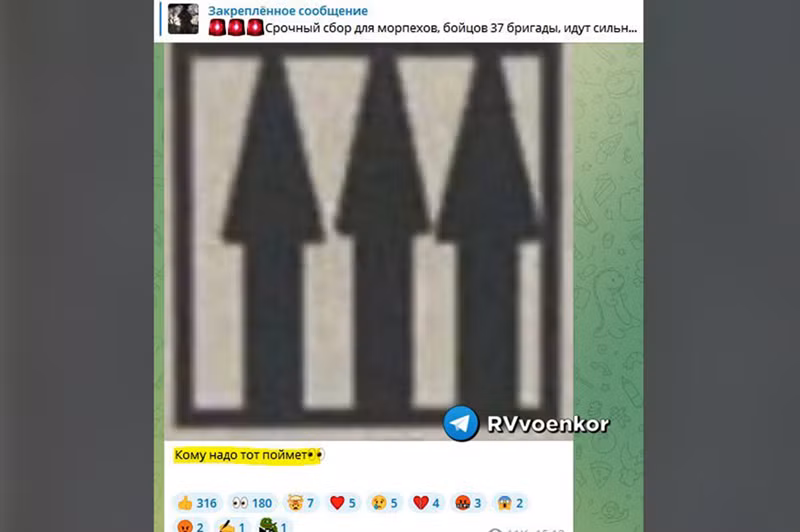 Ký hiệu chiến thuật được tìm thấy trên chiếc xe tăng T-80U bị thu giữ gồm ba mũi tên hướng lên, được bao quanh bởi một hình vuông trắng. Trước đó, cùng ký hiệu này đã được phát hiện trên các phương tiện bọc thép của Lữ đoàn cơ giới độc lập số 24 mang tên Vua Danylo của Ukraine tại khu vực Chasiv Yar. Ảnh: Telegram