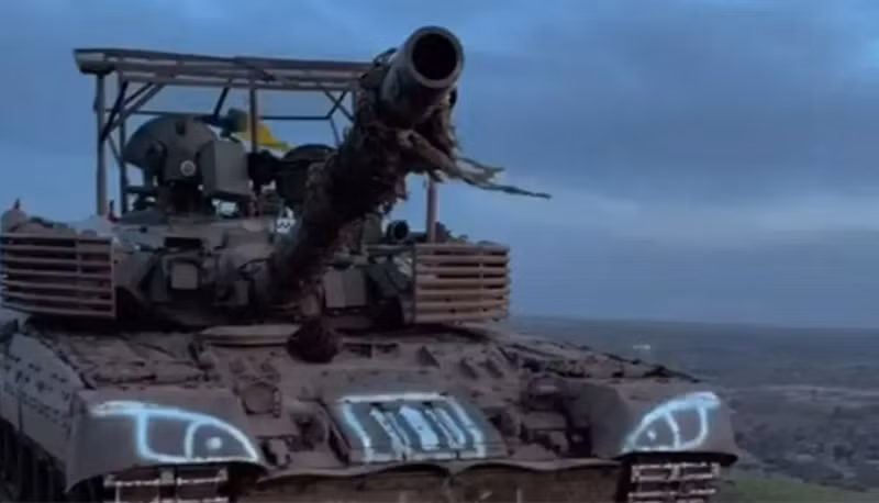 Quân đội Nga phát hiện một ký hiệu chiến thuật mới trên xe tăng thu giữ của quân đội Ukraine. Do dấu hiệu tương tự cũng được ghi nhận trên các phương tiện bọc thép của các đơn vị khác trong quân đội Ukraine, nên có thể thấy rằng ký hiệu này không đại diện cho một đơn vị cụ thể, mà là dấu hiệu chung trong khuôn khổ một chiến dịch nào đó theo một hướng nhất định. Ảnh: Top War