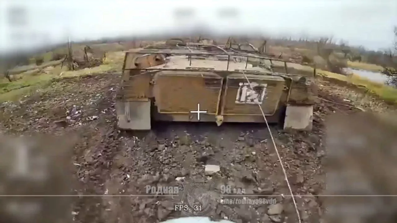 Dấu hiệu mới này được sử dụng để đánh dấu ít nhất các loại xe tăng T-72AV và xe bọc thép MT-LB thuộc lữ đoàn trên. Những phương tiện mang ký hiệu này đã cố gắng đột phá phòng tuyến Nga ở phía tây Chasiv Yar nhưng bị nổ mìn, sau đó bị UAV FPV của Nga tiêu diệt hoàn toàn. Ảnh: Telegram