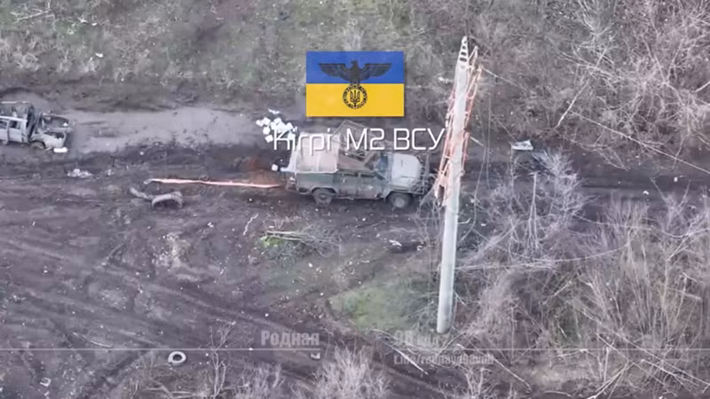 Dựa trên thực tế rằng ký hiệu chiến thuật này, không giống như các hình học đơn giản, khá khó để vẽ trong điều kiện thực địa, nên thông thường nó được áp dụng bằng khuôn mẫu. Ngoài ra, theo một số nguồn tin, dấu hiệu mới này được sơn lên các thiết bị mà đối phương đã kịp rút ra khỏi khu vực Kursk. Ảnh: Podolyaka.ru