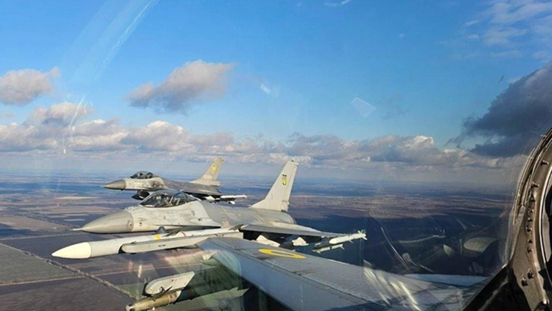 Tuy nhiên, những chiếc F-16 này không có động cơ và radar – nói cách khác, chúng chỉ là “gói linh kiện” để sửa chữa các máy bay F-16 bị hư hỏng do châu Âu viện trợ. Hiện tại, Mỹ vẫn chưa muốn cung cấp máy bay có thể trực tiếp tham chiến, nhưng không ai dám chắc liệu lập trường này có thay đổi trong tương lai hay không. Ảnh: Không quân Ukraine