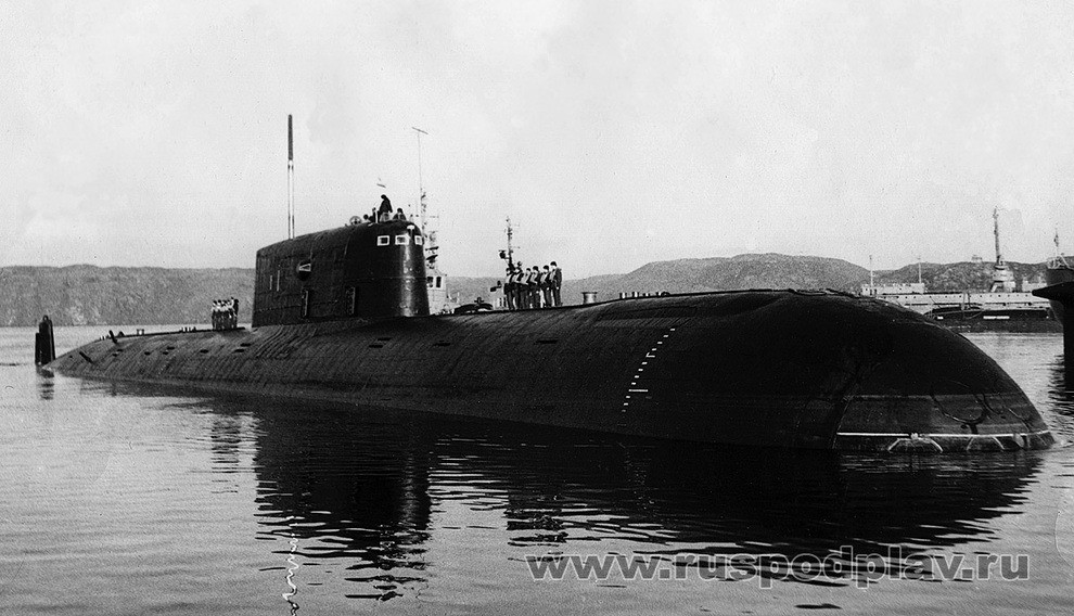 Chiếc tàu ngầm này bị chìm vào ngày 7/4/1989, sau khi một đám cháy bùng phát trên tàu. Nguyên nhân có thể là sự đánh lửa của thiết bị điện. Bất chấp những nỗ lực của thủy thủ đoàn, 42 trong số 69 thành viên thủy thủ đoàn đã thiệt mạng trong vụ tai nạn.