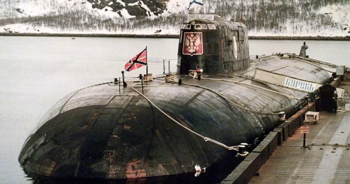 24 năm trước, 2 vụ nổ lớn xảy ra liên tiếp bên trong tàu ngầm hạt nhân Kursk của Nga, khiến nó chìm xuống đáy biển cùng 118 thủy thủ đoàn. Đây được xem là vụ tai nạn bí ẩn và thảm khốc nhất lịch sử Hải quân Nga. Ảnh: War History Online.