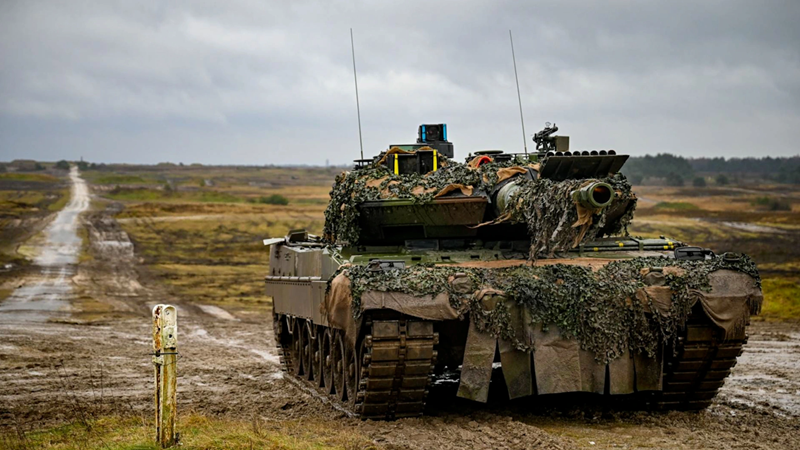 Uralvagonzavod, nhà sản xuất xe tăng lớn nhất của Nga, đã thông báo rằng chiếc Leopard 2A6 bị bắt giữ đã được tháo rời hoàn toàn, nghiên cứu và phân tích. Chiếc xe này, được lấy từ kho dự trữ chiến lược của Bundeswehr, không được thiết kế để xuất khẩu. Chiếc xe tăng trở thành chiến lợi phẩm vào ngày 1/10, theo như có thể đánh giá từ các video được công bố. Ảnh: Getty Images.