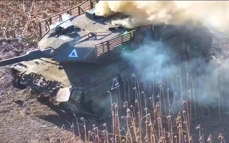 Việc đây không phải là phiên bản xuất khẩu cho thấy chiếc xe có chứa các công nghệ bí mật. Tạp chí Bulgarian Military dẫn lời các chuyên gia phương Tây, cho rằng: ngay cả khi có phát hiện các công nghệ đột phá, các kỹ sư có thể đã nhận được chỉ thị từ Bộ Quốc phòng Nga giữ bí mật thông tin. Điều này sẽ mang lại lợi thế cho Quân đội Nga trên chiến trường. Ảnh: Bộ Quốc phòng Nga.