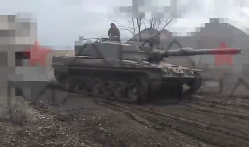 Tuy nhiên, có lẽ thông tin quan trọng nhất nằm ở các hệ thống truyền thông và mạng lưới của xe tăng. Các phương tiện chiến đấu của phương Tây thường được thiết kế cho chiến tranh mạng lưới (tức là có khả năng trao đổi thông tin trong thời gian thực). Ảnh: Bộ Quốc phòng Nga.