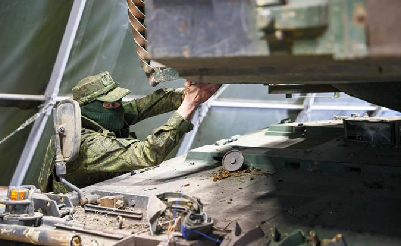 Phần được các kỹ sư Nga quan tâm nhất chính là lớp giáp. Leopard 2A6 nổi tiếng với lớp bảo vệ composite cải tiến, bao gồm gốm, thép và các thành phần khác. Việc hiểu cấu trúc và vật liệu của lớp giáp này có thể giúp các nhà khoa học Nga nâng cao các thiết kế của họ hoặc phát triển vũ khí đặc biệt để tiêu diệt các phương tiện chiến đấu của Đức. Ảnh: TASS.