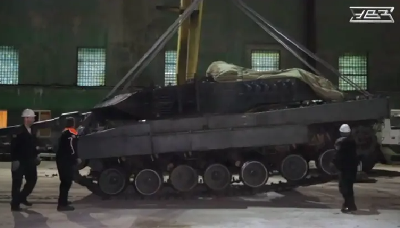 Hệ thống điều khiển hỏa lực của Leopard cũng là một kho tàng thông tin mật. Xe tăng được trang bị tính năng phát hiện mục tiêu và tính toán đường đạn tiên tiến, cho phép tiêu diệt chính xác các phương tiện đối phương trong nhiều điều kiện khác nhau. Việc phân tích các hệ thống này có thể giúp Nga phát triển công nghệ tương tự hoặc xác định những điểm yếu dễ khai thác. Ảnh: Military Watch.