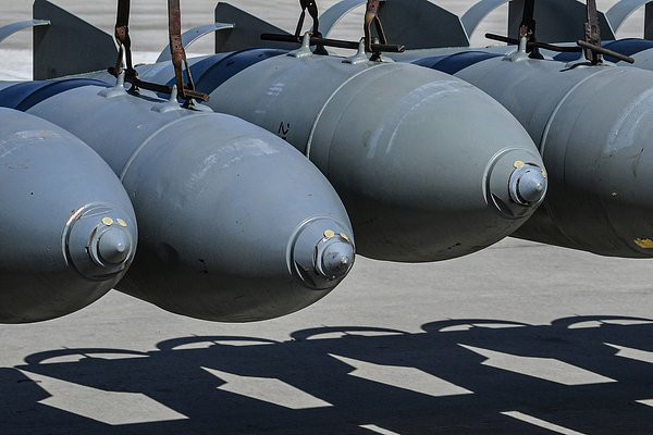 Ukraine có thể cầm cự được bao lâu trước cơn bão bom lượn Nga? - Hình 4 Ukraine co the cam cu duoc bao lau truoc con bao bom luon Nga?-Hinh-4