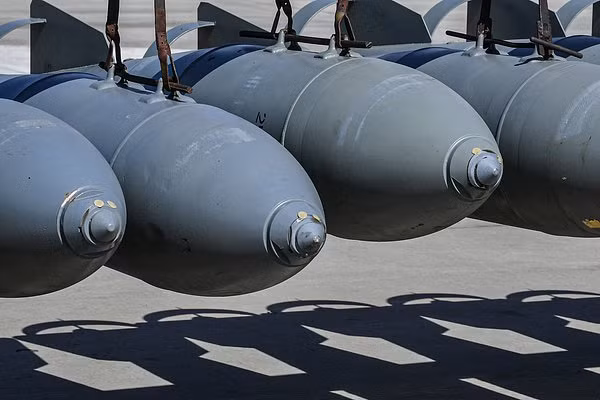 Các loại bom dẫn đường của Nga không phải là vũ khí công nghệ cao như JDAM của Mỹ mà là sự kết hợp giữa kho bom thời Liên Xô và các bộ dẫn đường hiện đại, giúp chúng trở thành những vũ khí giá rẻ nhưng cực kỳ nguy hiểm. Một quả bom FAB-500 trang bị UMPK chỉ có giá khoảng 24.000 USD, thấp hơn nhiều so với hàng triệu USD của một tên lửa hành trình.