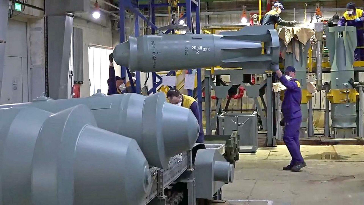 Ukraine có thể cầm cự được bao lâu trước cơn bão bom lượn Nga? - Hình 2 Ukraine co the cam cu duoc bao lau truoc con bao bom luon Nga?-Hinh-2