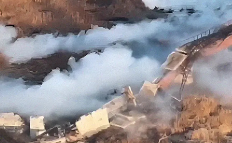 Máy bay không người lái “White Ghost” mới nhất của quân đội Nga đã hoàn hảo giải quyết những vấn đề này. Chiếc máy bay không người lái dài chưa đầy 2 mét này có thể di chuyển uốn lượn ở độ cao 30 mét và chính xác tạo ra khói, hệ thống điều khiển AI của nó có thể tự động điều chỉnh đường bay theo hướng gió thực tế, đảm bảo khói luôn bao phủ khu vực đã định. Ảnh: lenta.ru