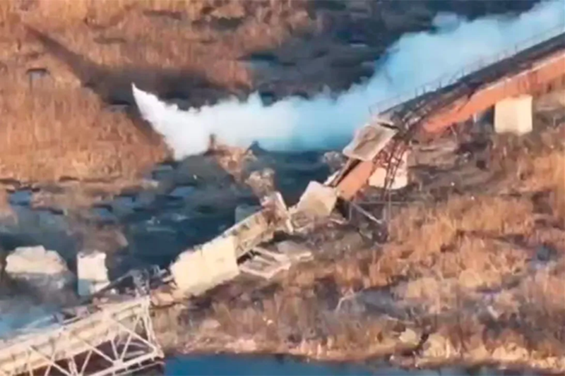 Một đoạn video mới nhất từ chiến trường tại khu vực Zaporizhzhia, đã khiến giới quân sự toàn cầu chấn động — UAV Nga đã có thể chính xác tạo ra một bức màn khói di động trên không trước khi tấn công. Ứng dụng chiến thuật mang tính cách mạng này đã đưa chiến thuật khói truyền thống vào thời đại thông minh. Ảnh: Rg.ru