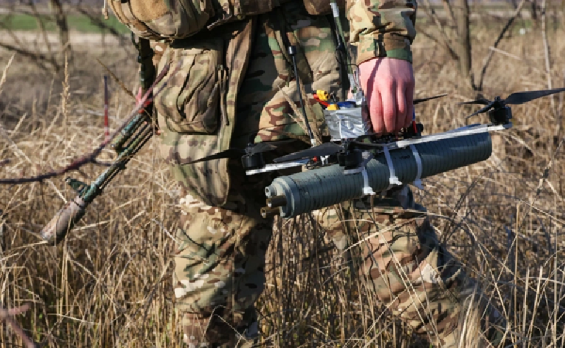 Cảnh báo trong sổ tay quân đội Mỹ vẫn có giá trị: “Khói có thể ngăn tầm nhìn ngang, nhưng không thể ngăn chặn sự giám sát từ trên cap”. Cuộc đấu trí này đã được thể hiện rõ ràng trong cuộc phản công ở Kharkiv — mặc dù màn khói của quân đội Nga đã làm chậm bước tiến của đoàn xe bọc thép Ukraine, nhưng nó không thể ngăn cản được việc giám sát từ máy bay không người lái. Ảnh: TASS