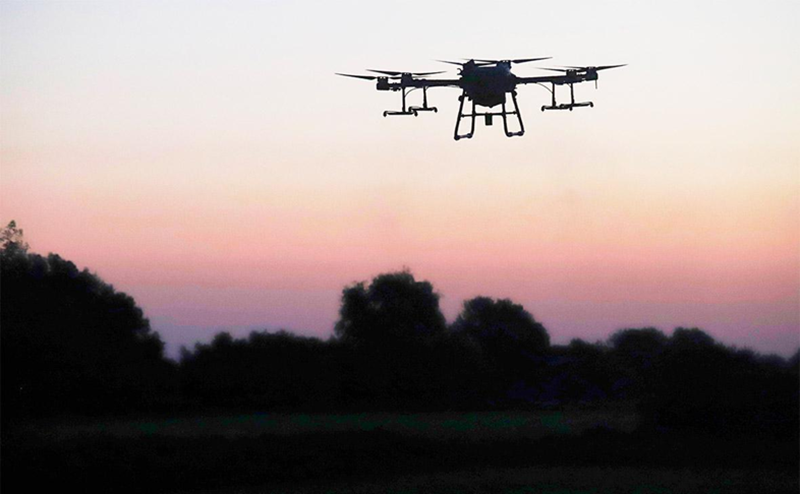 Công nghệ cốt lõi của chiếc máy bay không người lái này là công thức đặc biệt của chất tạo khói. Các hạt khí dung nano do các chuyên gia quân sự Nga phát triển không chỉ che khuất ánh sáng nhìn thấy mà còn hiệu quả làm nhiễu hệ thống dẫn đường hồng ngoại và laser. Ảnh: RIA Novosti