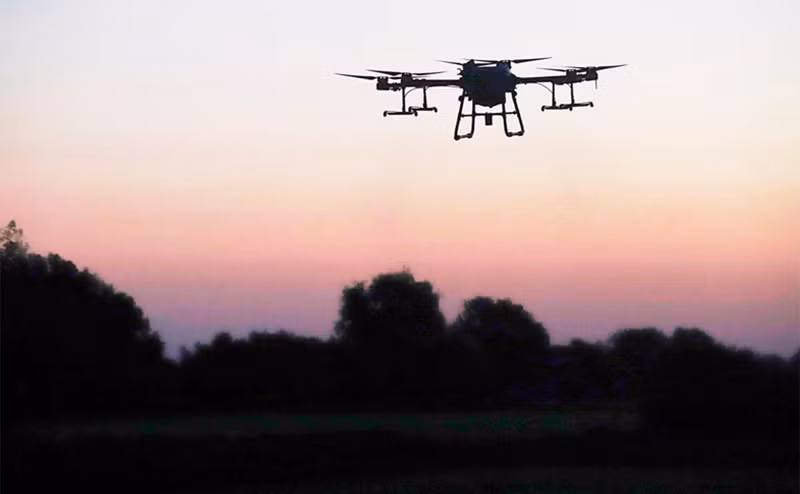 Công nghệ cốt lõi của chiếc máy bay không người lái này là công thức đặc biệt của chất tạo khói. Các hạt khí dung nano do các chuyên gia quân sự Nga phát triển không chỉ che khuất ánh sáng nhìn thấy mà còn hiệu quả làm nhiễu hệ thống dẫn đường hồng ngoại và laser. Ảnh: RIA Novosti