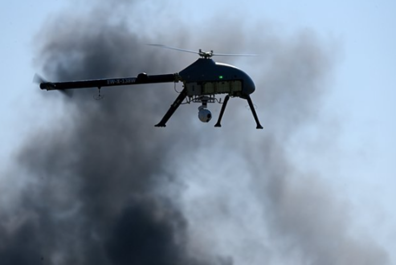 Từ việc quân đội Đức sử dụng khói để che chắn tấn công bằng khí độc trong Thế chiến I, đến chiến thuật khói gây mù của lính tăng Mỹ trong Thế chiến II, việc sử dụng khói trên chiến trường đã có lịch sử hơn 100 năm. Tuy nhiên, chiến thuật khói truyền thống luôn bị giới hạn bởi hai vấn đề lớn: hiệu quả phát tán thấp và sự không chắc chắn về hướng gió. Ảnh minh họa