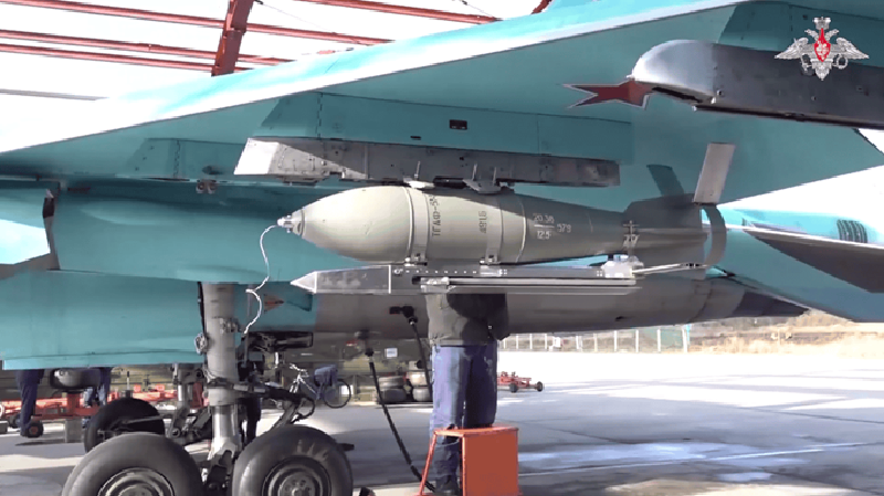 Suốt một thời gian dài, máy bay của không quân Nga có thể thực hiện các cuộc không kích từ khoảng cách an toàn, ngoài tầm bắn của hệ thống phòng không Ukraine, nhưng vẫn thả bom trúng mục tiêu với độ chính xác cao – tất cả nhờ vào UMPK. Tuy nhiên, gần đây, đối phương đã tìm ra cách để đối phó. Ảnh: Bộ Quốc phòng Nga