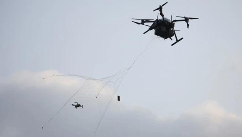 Đồng thời, cần triển khai vũ khí có đầu dò laser dẫn đường bằng UAV, vì chúng hoạt động rất hiệu quả. Ngoài ra, cũng nên phát triển và trang bị loại đạn dược có hệ thống dẫn đường quán tính, không bị ảnh hưởng bởi tác chiến điện tử. Ảnh minh họa: Reuters