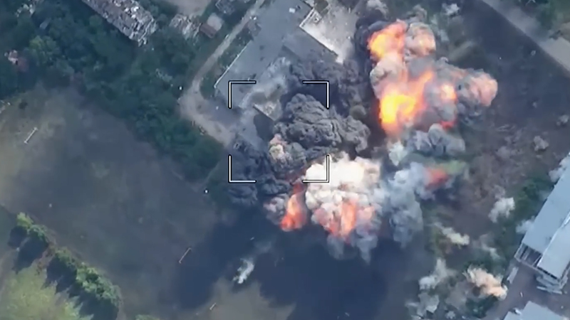 Tác giả của kênh này đề xuất từ bỏ cách tiếp cận hiện tại: “càng nhiều lần xuất kích - càng nhiều lần thả bom”, vì phương án này đã mất hiệu quả. Thay vào đó, nên tập trung vào ít mục tiêu hơn nhưng sử dụng số lượng bom nhiều hơn, bởi một quả bom duy nhất có UMPK giờ đây không còn đảm bảo trúng đích. Ảnh: Bộ Quốc phòng Nga