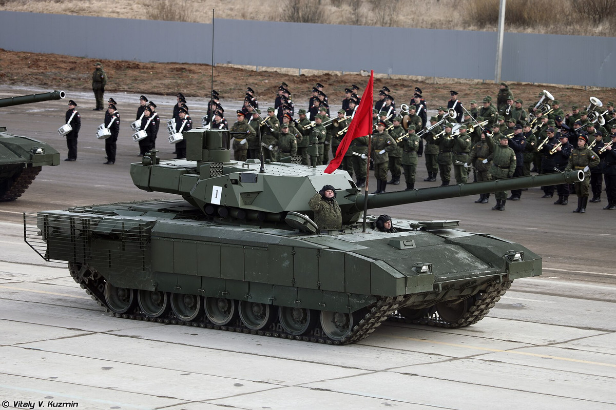 Xe tăng T-14 Armata của Nga với hệ thống Afghanit T-14 Armata, mẫu xe tăng thế hệ mới của Nga, được trang bị hệ thống phòng vệ chủ động Afghanit. Hệ thống này sử dụng radar bước sóng milimét để phát hiện, theo dõi và đánh chặn các loại đạn chống tăng đang bay tới. 