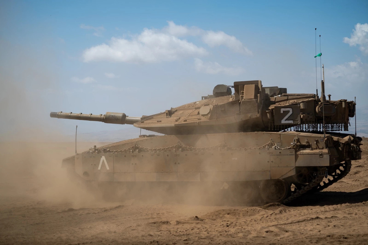Xe tăng Merkava Mk4 của Israel với hệ thống Trophy Israel đã phát triển hệ thống phòng vệ chủ động Trophy và trang bị cho xe tăng Merkava Mk4. Trophy hoạt động bằng cách sử dụng radar để phát hiện các mối đe dọa và phóng đạn đánh chặn để tiêu diệt chúng trước khi chúng tiếp cận xe tăng.