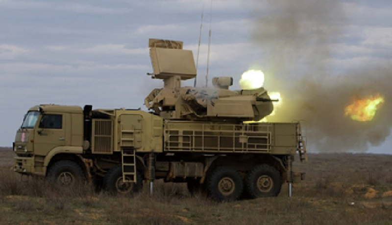 Nhờ vào các tổ hợp phòng không hiện đại như S-400 và Pantsir-S kết hợp với hệ thống gây nhiễu điện tử, Nga đã khiến hệ thống dẫn đường của JDAM rơi vào hỗn loạn. Những quả bom Mỹ đắt đỏ ấy cuối cùng chỉ kịp bùng lên ánh sáng chói lòa giữa trời đêm — trở thành “mục tiêu sống” cho hỏa lực phòng không Nga. Ảnh: Bộ Quốc phòng Nga