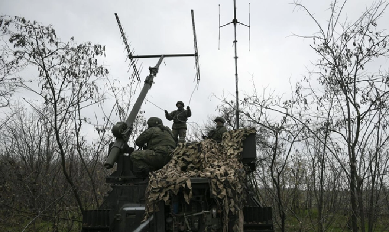 Ukraine lần này đã tung ra 36 chiếc drone, dự kiến lợi dụng bóng đêm để tập kích các cơ sở trọng yếu của Nga. Tuy nhiên, lực lượng tác chiến điện tử Nga đã nhanh chóng kích hoạt “lá chắn điện từ”, dùng nhiễu điện công suất cao và kỹ thuật đánh lừa tín hiệu để cắt đứt liên lạc giữa drone và hệ thống điều khiển hậu phương. Ảnh: RIA Novosti