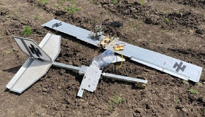 Những chiếc drone mất liên kết, loạng choạng vô định trên không hoặc lao thẳng xuống biển, chưa kịp nhìn thấy mục tiêu đã thành đống sắt vụn. Một chỉ huy lực lượng tác chiến điện tử Nga tuyên bố: “Trong không gian điện từ của chúng tôi, đừng mong có chiếc drone nào toàn mạng trở về!” Ảnh: Telegram