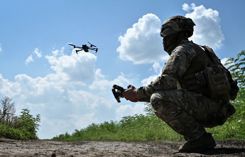 Trước hết là “trận siết cổ” với máy bay không người lái. Trong chiến tranh hiện đại, drone từ lâu đã trở thành “bóng ma chiến trường” — nhờ đặc tính nhỏ gọn, linh hoạt và giá thành rẻ, chúng có thể đảm nhận nhiệm vụ trinh sát, quấy nhiễu và thậm chí là tấn công cảm tử. Ảnh minh họa: Reuters