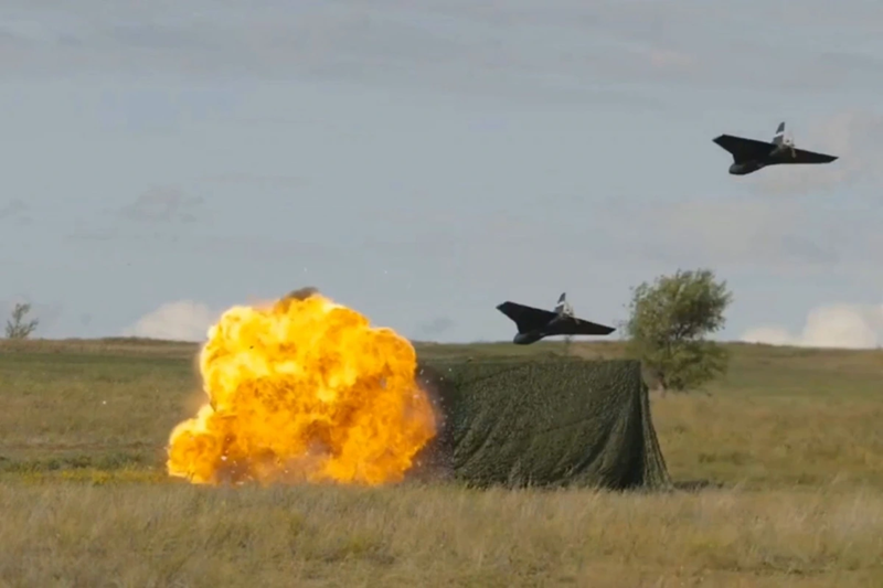 Mới đây, quân đội Nga công bố một loạt số liệu có thể gọi là “bảng thành tích chiến trường”: 36 máy bay không người lái đã “mù mắt, rơi xuống biển” vì bị gây nhiễu điện tử; 45 quả bom JDAM do Mỹ sản xuất bị đánh chặn giữa không trung! Đây không chỉ là cuộc đọ sức công nghệ, mà còn là canh bạc sinh tử quyết định cục diện chiến trường. Ảnh: Telegram