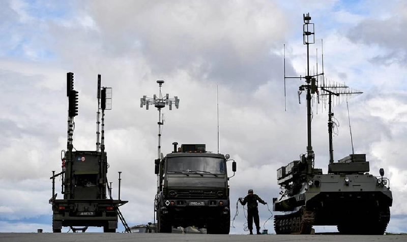 Mặt khác, Nga liên tục gia tăng đầu tư vào lĩnh vực tác chiến điện tử, xây dựng mạng lưới phòng thủ điện tử đa tầng, đa lớp — từ gây nhiễu tín hiệu drone cho tới phá hoại hệ thống dẫn đường của bom chính xác — qua đó hình thành một hệ thống phản chế tương đối hoàn chỉnh. Ảnh: TASS