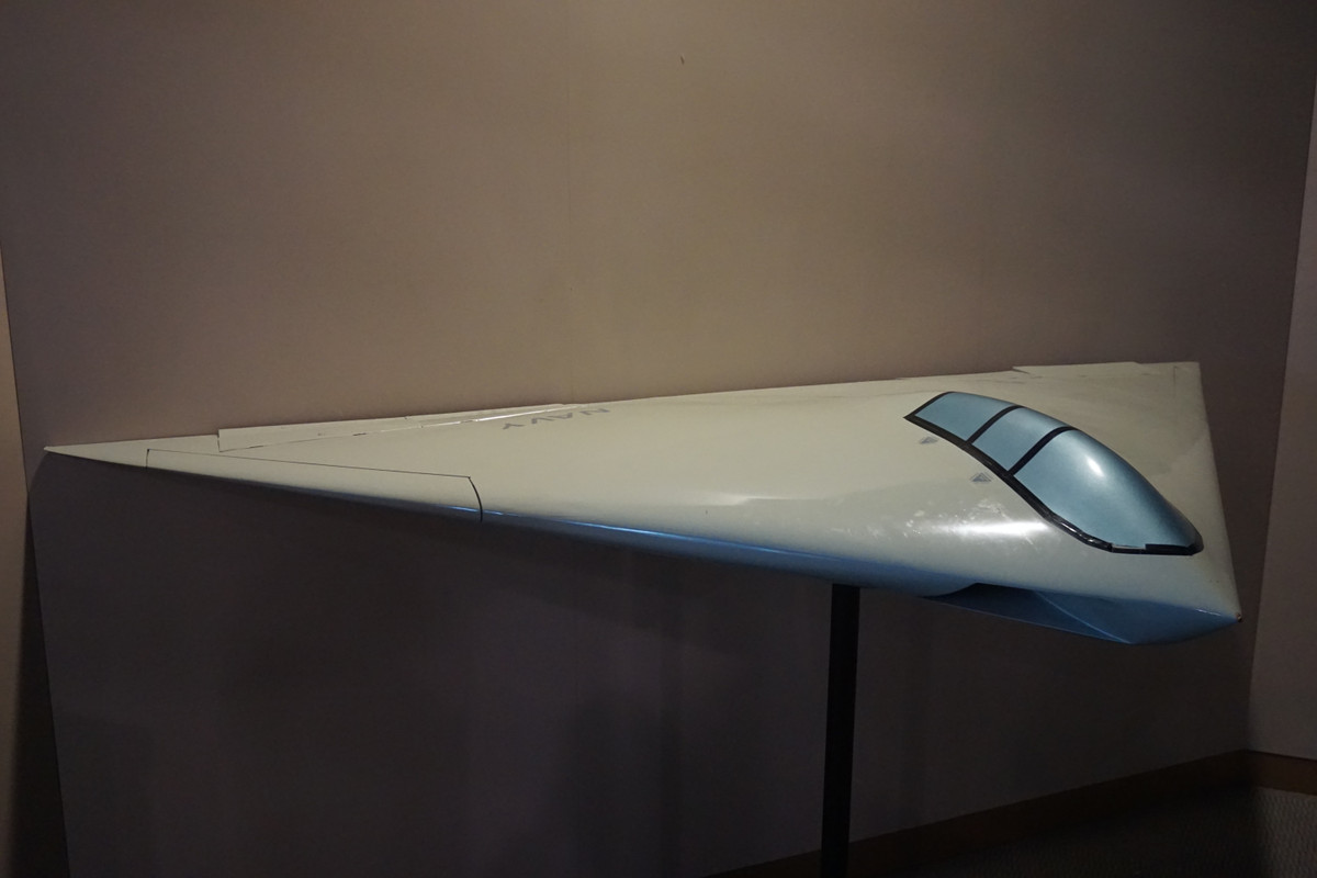 Hiện chỉ còn lại một mô hình duy nhất của McDonnell Douglas A-12 Avenger II đặt bên ngoài lối vào Bảo tàng Hàng không Fort Worth, cũng là minh chứng cho sự lãng phí của Lầu Năm Góc . Hơn 5 tỷ đô la đã được chi cho chương trình hàng không hải quân này nhưng không thể thu lại được gì. Ảnh: Wikipedia.