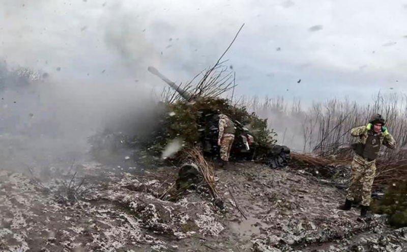 Lực lượng Ukraine ngày càng mất đi không gian phòng thủ khi khu vực kiểm soát thu hẹp dần, trong khi quân Nga đang áp sát các tuyến hậu cần quan trọng. Kế hoạch mở rộng phòng tuyến bằng các cuộc phản công đã thất bại, buộc Ukraine phải liên tục điều động lực lượng dự bị để giữ vững trận địa. Tuy nhiên, nguồn dự bị cũng có giới hạn, và việc huy động tân binh không còn đủ bù đắp tổn thất. Ảnh: TASS