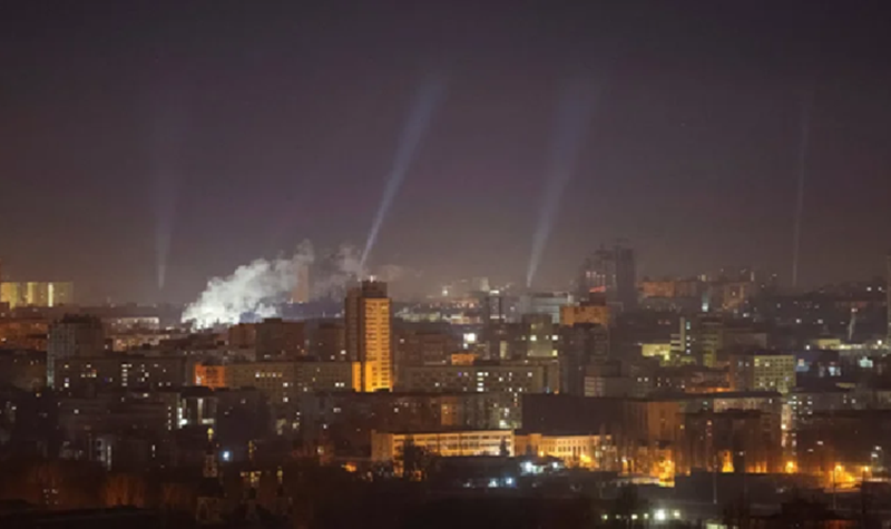 Tính đến ngày 24/2, cuộc chiến giữa Nga và Ukraine đã kéo dài tròn 3 năm. Để kỷ niệm 3 năm xung đột, các nhà lãnh đạo châu Âu đã tập trung tại Kyiv. Theo tờ Ukrainska Pravda, quân đội Nga cũng có cách “kỷ niệm” riêng của mình khi rạng sáng ngày 24/2, họ đã phóng 185 máy bay không người lái tấn công lãnh thổ Ukraine. Ảnh: Reuters