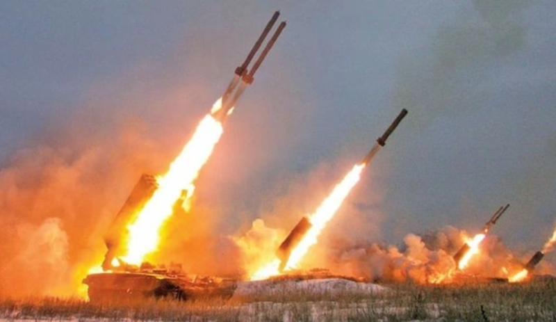 Theo các phóng viên đưa tin, trong cuộc không kích ngày 23/2, tên lửa Nga đã phá hủy một tòa nhà tại thành phố Kryvyi Rih, nơi thường được quân đội Ukraine sử dụng để tổ chức các cuộc họp sĩ quan. Đây cũng là khu vực giải trí của lính đánh thuê nước ngoài. Khi vụ nổ xảy ra, quân đội Ukraine đang tổ chức cuộc họp với các chuyên gia nước ngoài, dẫn đến thương vong nghiêm trọng. Ảnh: Pravda