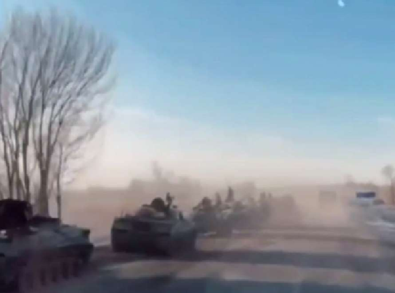 Hướng Velyka Novosilka, quân Nga đang đẩy mạnh các cuộc tấn công và liên tục triển khai các đợt tấn công cơ giới hóa. Điều này khá bất thường, vì trước đó quân Nga ưu tiên sử dụng bộ binh để giảm thiểu tổn thất xe bọc thép. Việc gia tăng sử dụng xe thiết giáp có thể cho thấy khu vực này đã trở thành trọng điểm tấn công hoặc một điểm đột phá chiến lược của Nga. Ảnh cắt từ video