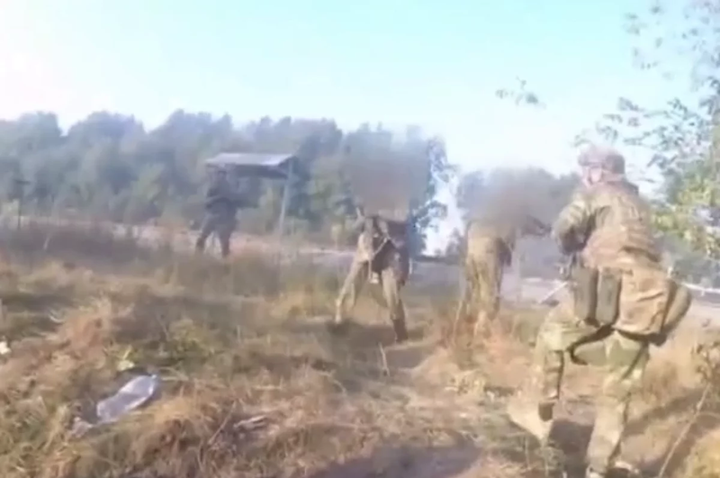 Trong bối cảnh đó, quân đội Nga đã kịp thời điều chỉnh chiến lược, tận dụng việc Ukraine dồn lực lượng vào Pokrovsk để tạm hoãn kế hoạch bao vây từ phía tây. Ảnh: Bộ Quốc phòng Nga